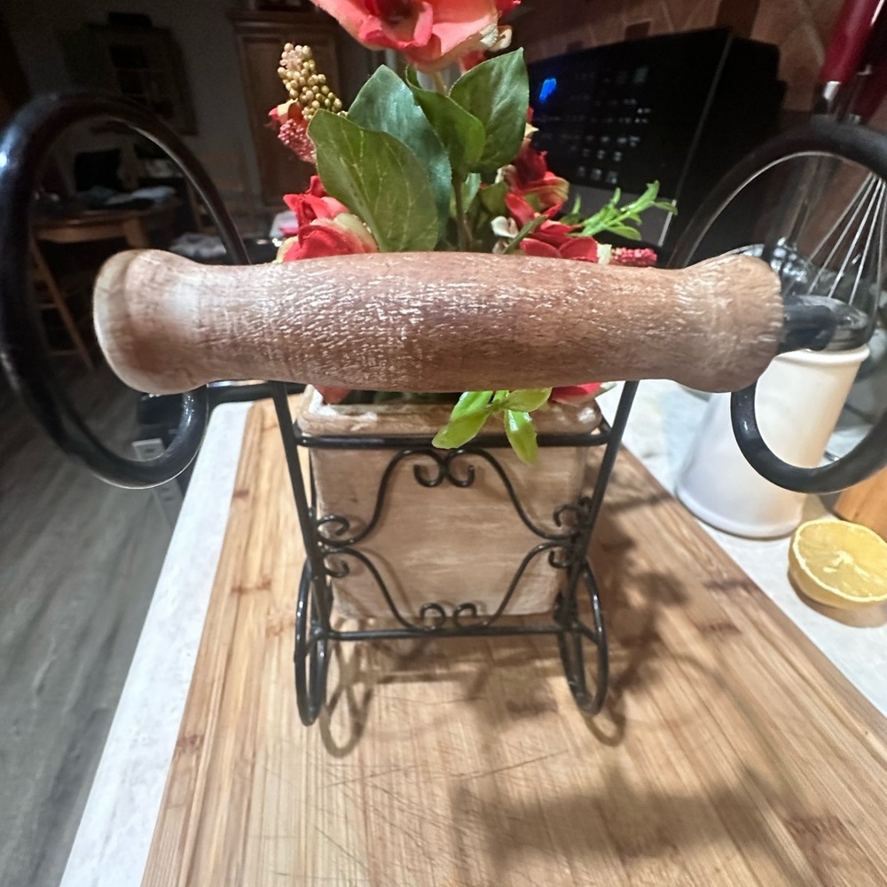 Handcrafted ceramic cart with metal carriage with florals - Picture 8 of 8